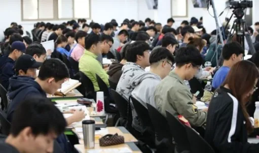 “Lương khởi điểm tăng” khiến làn sóng thi công chức trở lại, thí sinh xếp hàng dài trước học viện ở Noryangjin