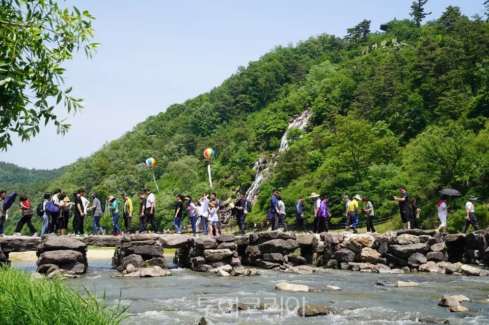 Du lịch Jincheon: Đi bộ trên cây cầu đá nghìn năm, thư giãn giữa rừng xanh và hồ nước cùng gia đình