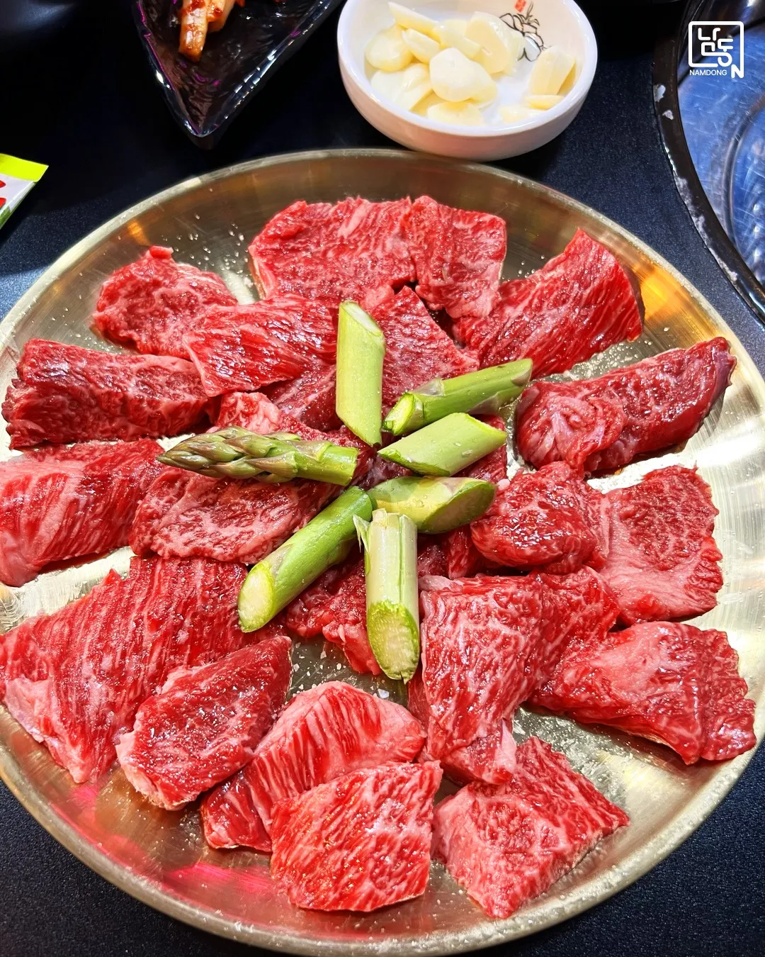 Lúc bạn buồn ở Hàn thì làm gì? Tới ngay quán thịt nướng "chỉ cần ngồi ăn" cực hot tại Guwol-dong