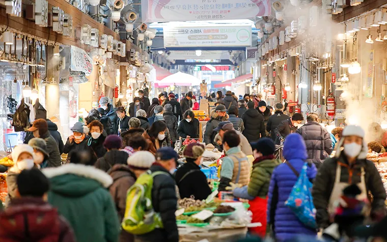 Dịp Tết 2026: Xe buýt, tàu điện tại Seoul chạy xuyên đêm, hơn 2.000 bệnh viện mở cửa mỗi ngày