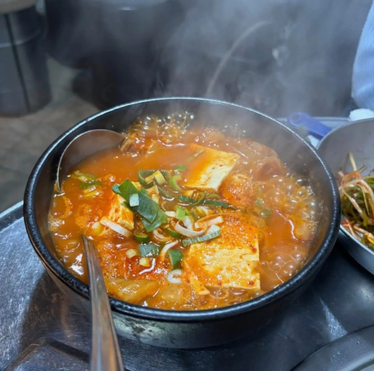 [REVIEW] E UK MAN KKEOP DE GI: THIÊN ĐƯỜNG DA HEO NƯỚNG GIÒN RỤM GIỮA LÒNG YEONNAM-DONG 🥓🔥
