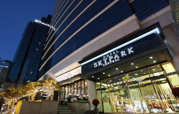 Hotel SKYPARK tuyển nhân viên lễ tân