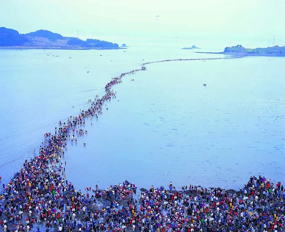 PHÉP MÀU GIỮA BIỂN KHƠI – LỄ HỘI CON ĐƯỜNG BIỂN JINDO 🌊🚶♀️🌅