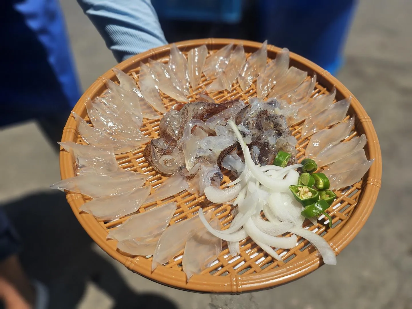Trải nghiệm “quán nhậu bình dân sát biển” cực chất tại chợ mực Sokcho, ăn mực tươi theo giá trong ngày ở Hàn Quốc
