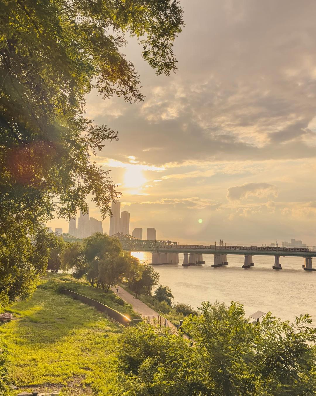 Hoàng hôn tại sông Hán (Han River)