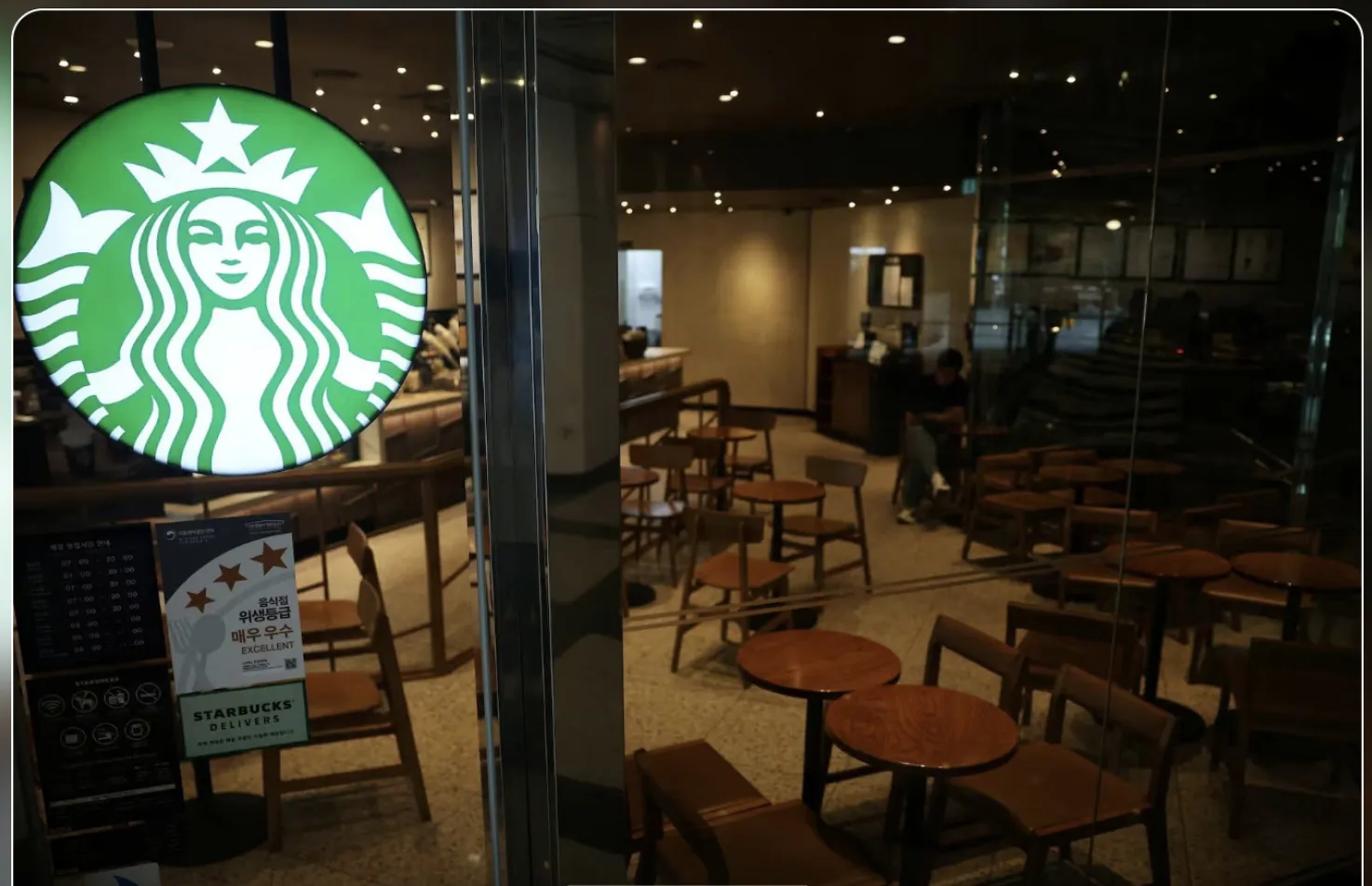 Bê bối "Ngày xe tăng" khiến hơn 2.160 cửa hàng Starbucks Hàn Quốc đồng loạt đóng cửa