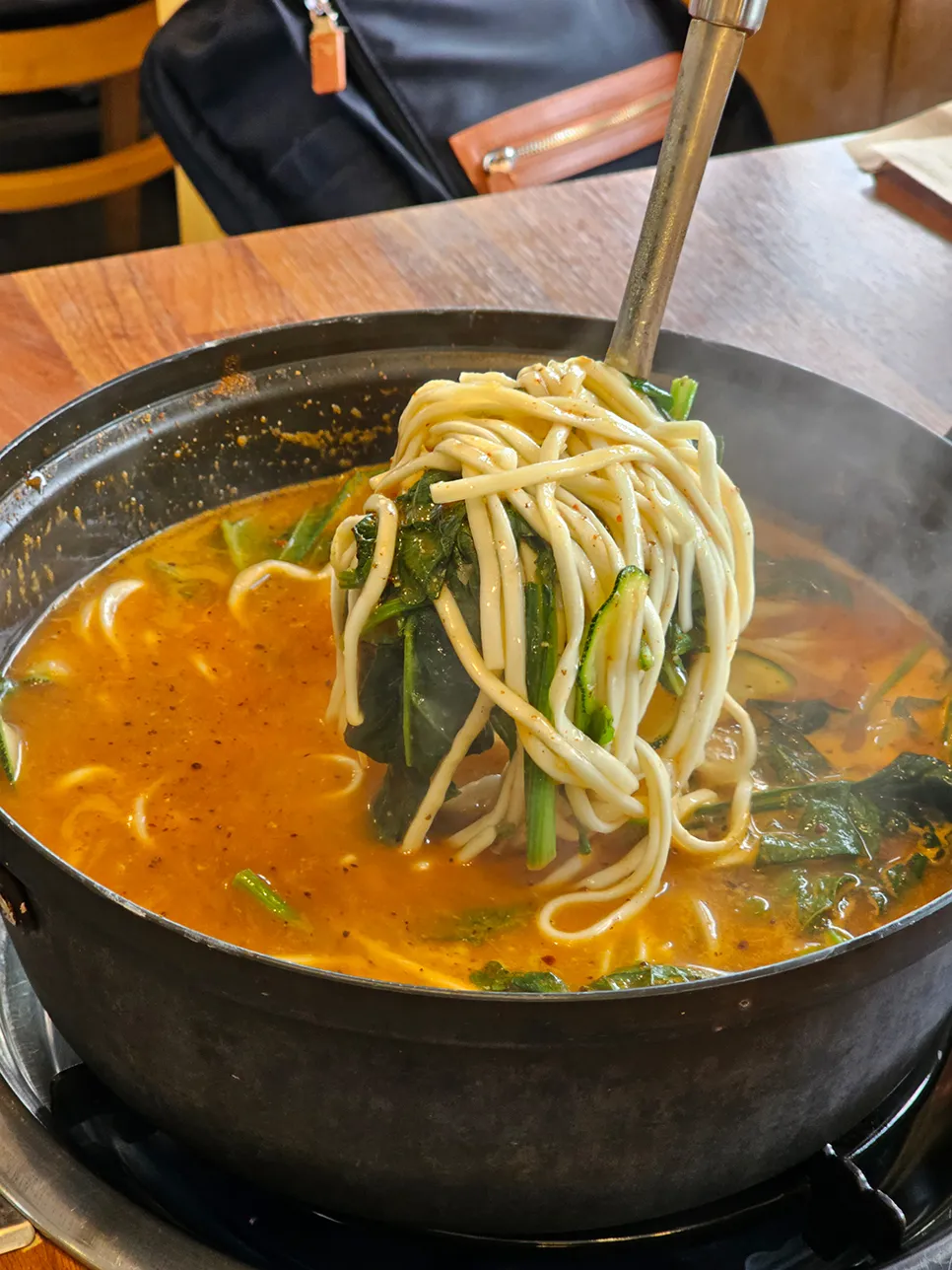 Review Nhà hàng Eogabonga Gimpo: Thưởng thức canh cá cay và mì kalguksu nấu cháo cá đậm đà, món ngon giải nhiệt mùa hè ở Gimpo