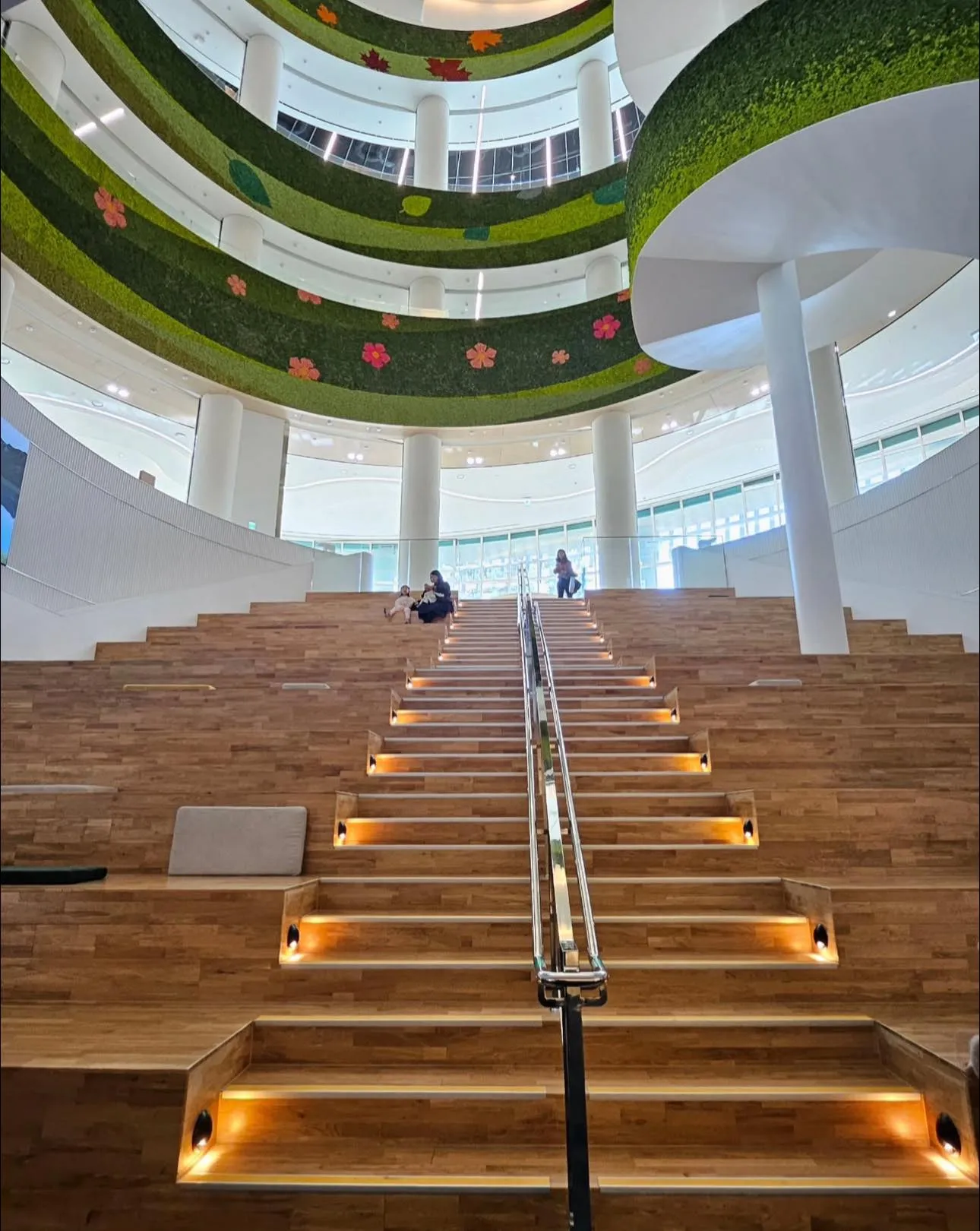 Thư viện mới mở ở Gyeonggi Suwon: Kiến trúc độc đáo và không gian check-in mới toanh cho hội mê sách 📚✨