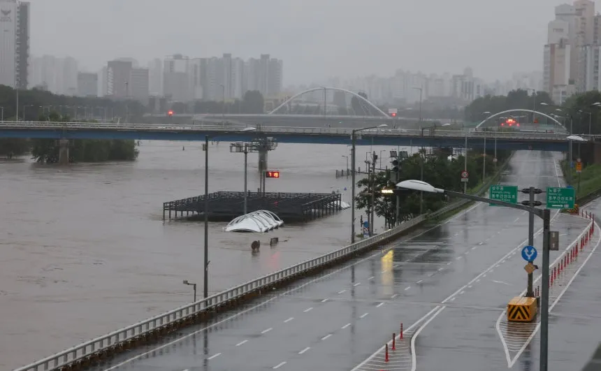 Mưa lớn tiếp tục tấn công Hàn Quốc, Seoul ngập nhiều tuyến đường, hàng nghìn khu vực bị phong tỏa