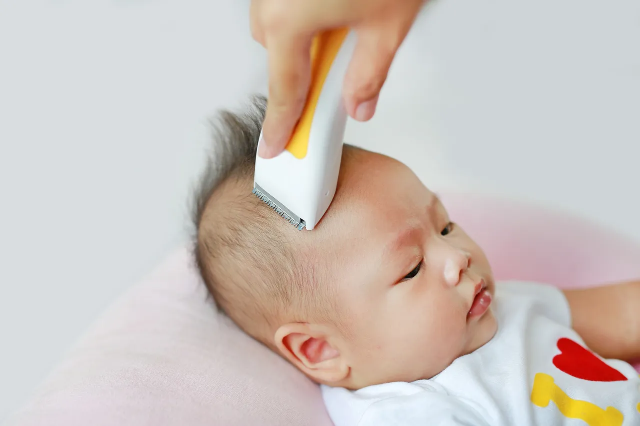 Cắt tóc đầu đời cho em bé tại Hàn Quốc: Có gia đình còn cạo trọc vì niềm tin tóc mọc dày hơn