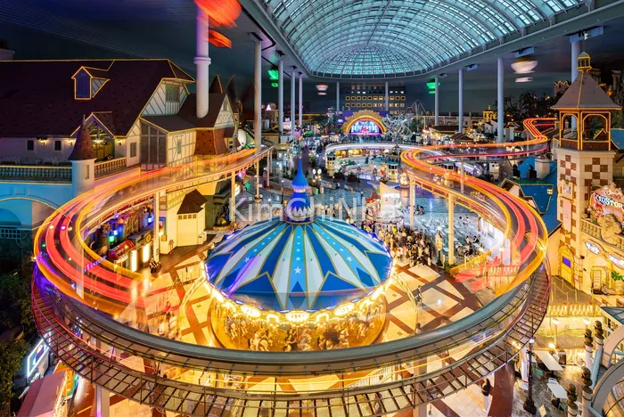 Rơi xuống nước khi đang chơi trò chơi Lotte World Flume Ride khiến 2 người bị thương