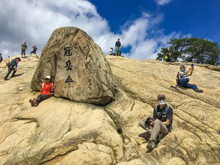 Khi Gen Z Seoul "đổ xô" đi săn linh khí: Cơn sốt núi Gwanak và lời tiên tri trên sóng truyền hình 🏔️✨🔮