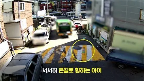 군포시... "Có ai biết đứa trẻ này không?" bé trai 3 tuổi được cứu khi chân đất một mình lang thang ngoài đường có mẹ là người Việt Nam