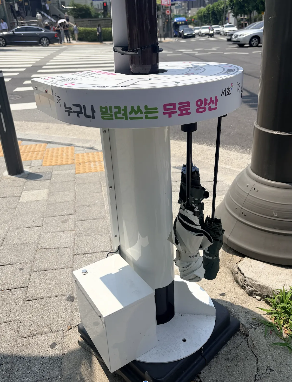 Quận Seocho (서초구) Hàn Quốc ghi điểm với dịch vụ cho mượn ô che nắng miễn phí ngày hè 