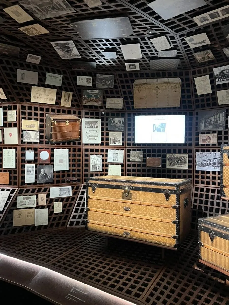 Louis Vuitton Visionary Journeys: Triển lãm thời trang đẳng cấp không thể bỏ lỡ tại Myeongdong 👜✨