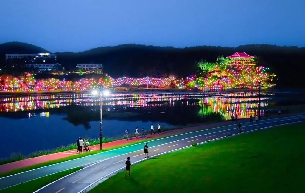 Gợi ý điểm du lịch đẹp nhất ở Gyeongju tháng 5: Ngắm hoa, lễ hội đèn lồng, biển và quán cà phê cực chill