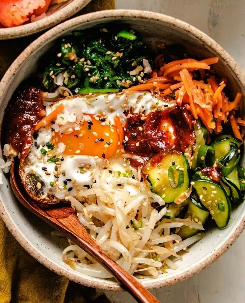 Bomdong Bibimbap: Cơn sốt "Cơm trộn cải xuân" đang càn quét mạng xã hội Hàn Quốc 🇰🇷🌱
