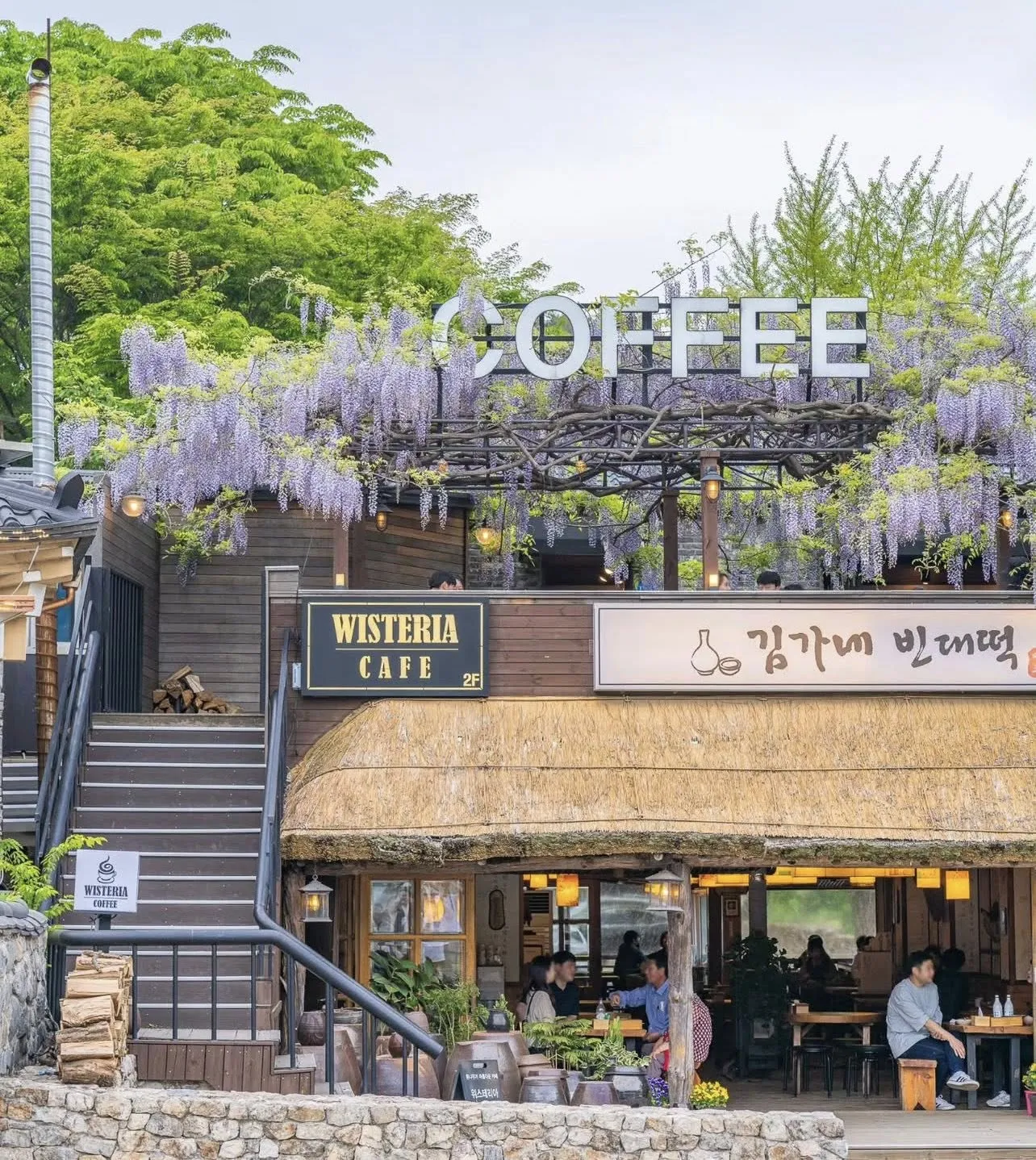 Fan Kimetsu no Yaiba lại Wisteria Cafe Namhansanseong check in "thác hoa" tử đằng tím biếc nè 💜✨☕