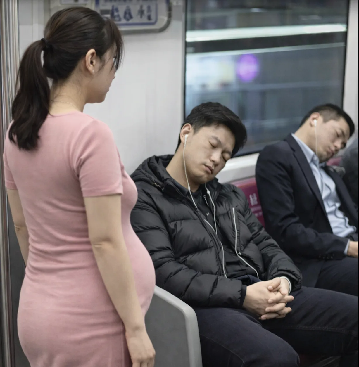 Chuyện nhường ghế cho bà bầu và “kỹ năng giả ngủ” đỉnh cao trên tàu điện Hàn Quốc