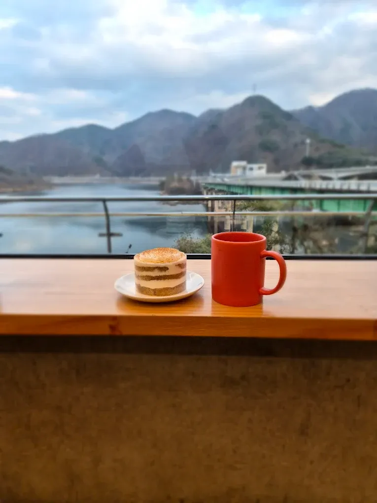 Point Coffee: quán cà phê có cửa kính mở ra cả bầu trời Daecheongho