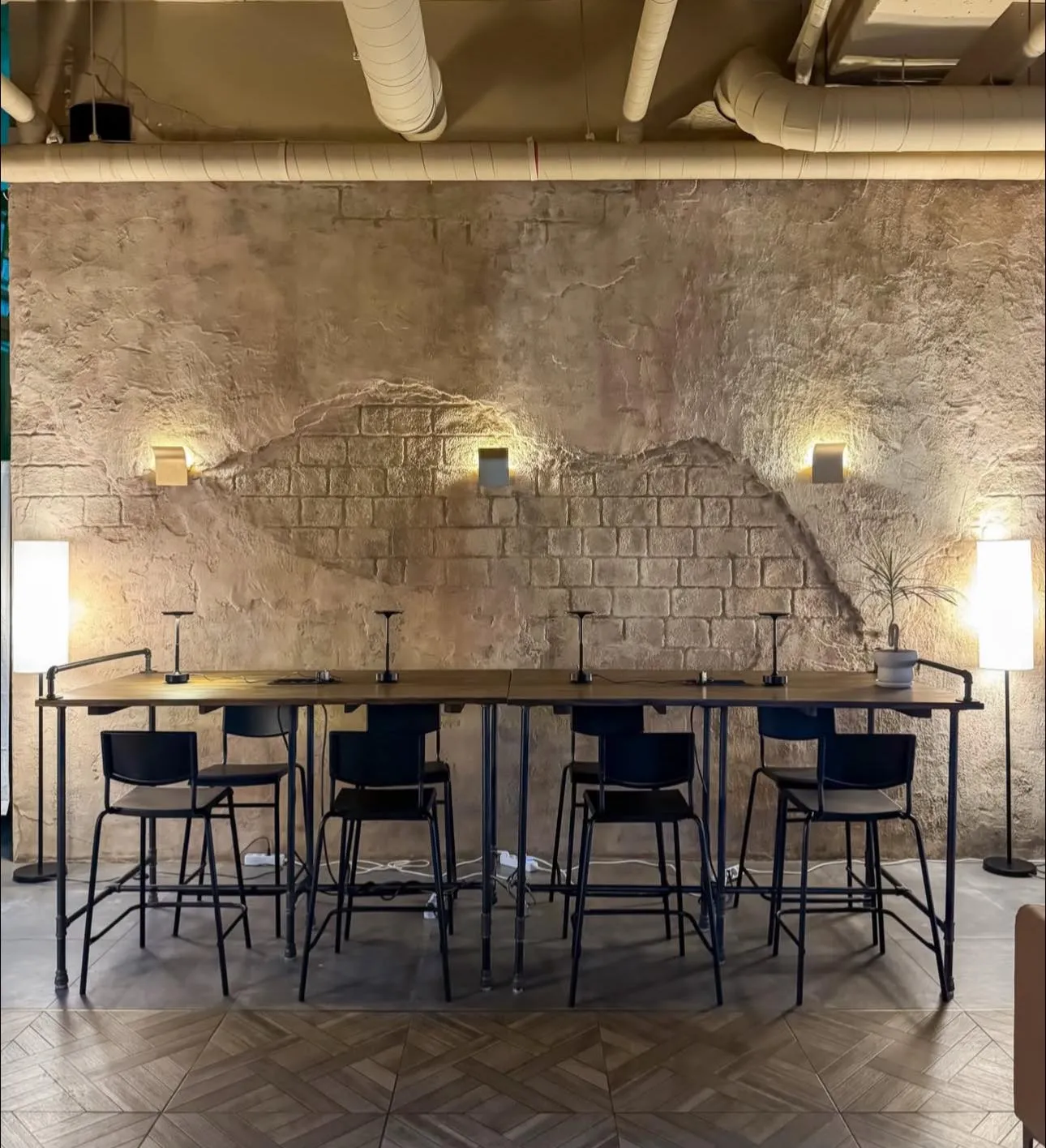 The Comma Lounge: "Trạm sạc" xuyên màn đêm cho hội cú đêm tại Suwon ☕🌙