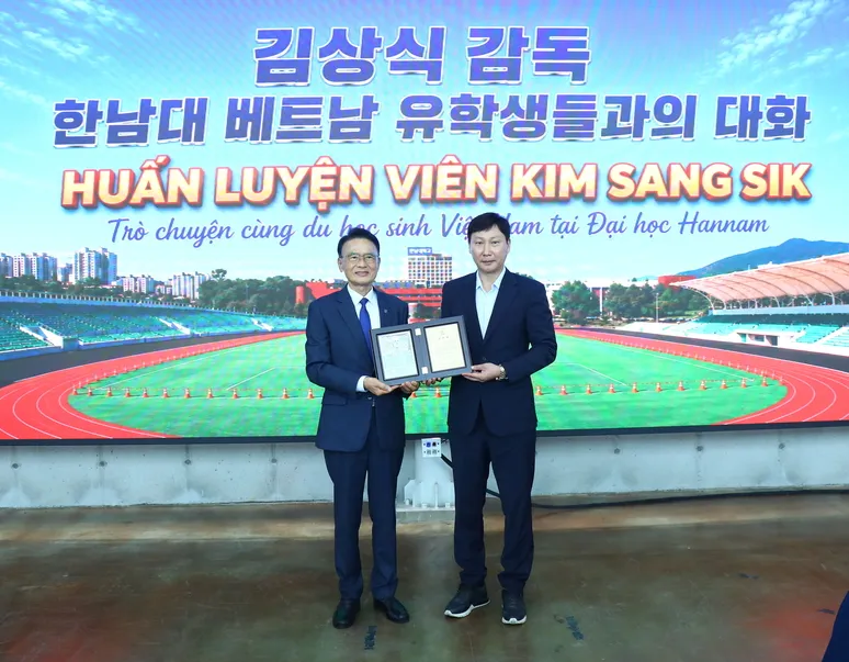 Huấn luyện viên Kim Sang Sik gặp gỡ du học sinh Việt Nam tại Đại học Hannam, gửi lời động viên đầy xúc động