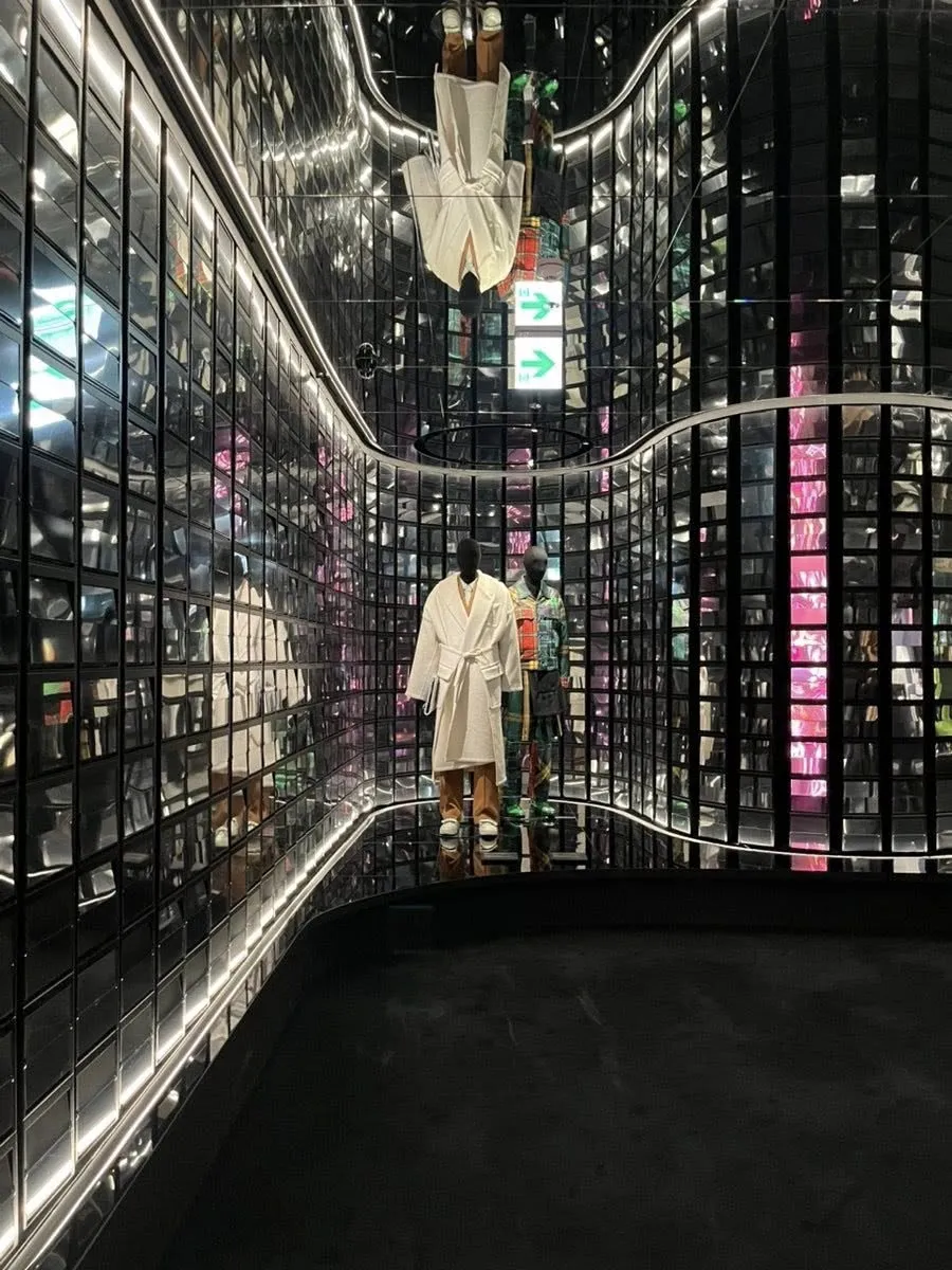 Louis Vuitton Visionary Journeys: Triển lãm thời trang đẳng cấp không thể bỏ lỡ tại Myeongdong 👜✨