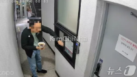 Thanh niên không quen biết liên tục "ném" mì ly vào thang máy, cầu thang và còn "trêu tức" chủ nhà