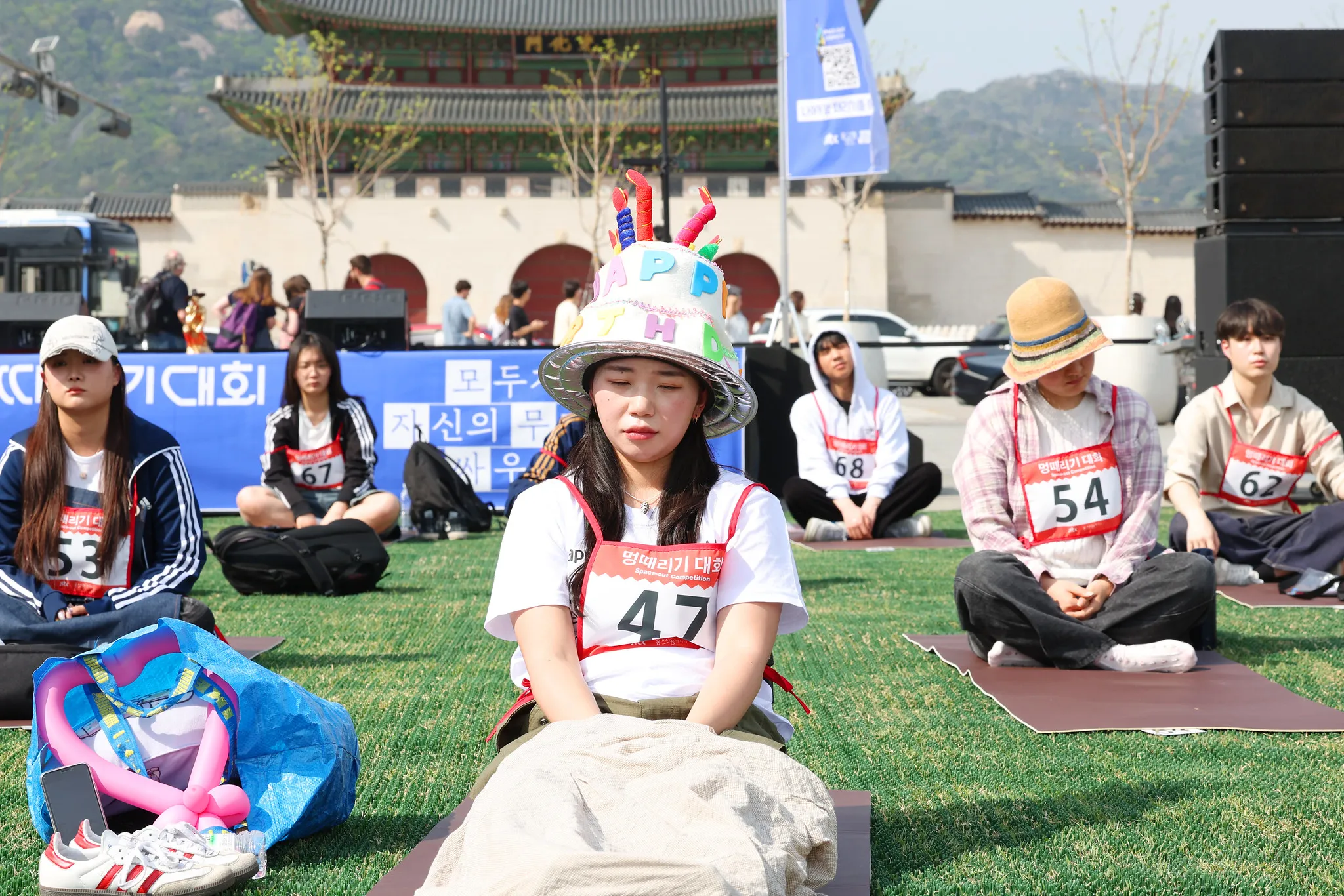 Thi "không làm gì" giữa quảng trường Gwanghwamun - Khi ngồi yên cũng là một nghệ thuật...