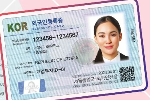 Công ty yêu cầu giữ hộ chiếu và thẻ đăng ký người nước ngoài, tôi có bắt buộc phải giao không?