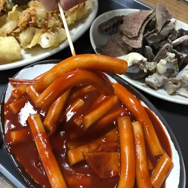 Người nổi tiếng Hàn Quốc cũng xếp hàng ăn: 5 quán tokbokki huyền thoại ở Seoul khiến giới trẻ mê mẩn