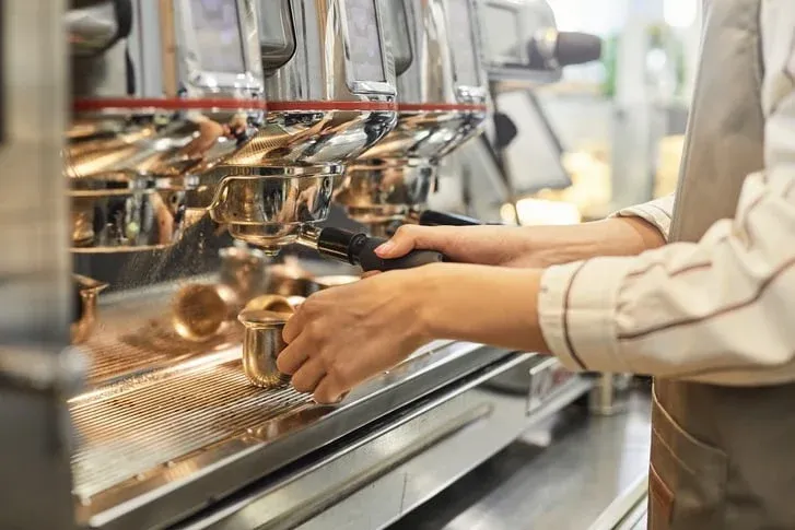 Không Phải Vì Muốn Tiết Kiệm Lương: Doanh Nghiệp Hàn Quốc Ngày Càng Tuyển Nhiều Lao Động Nước Ngoài Vì Thiếu Người Trẻ Bản Địa