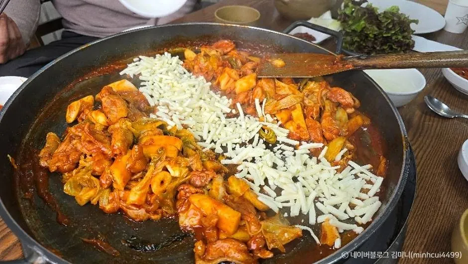 전통손두부닭갈비: Đi Nami mệt rồi, ghé đây ăn dakgalbi cho tỉnh cả người