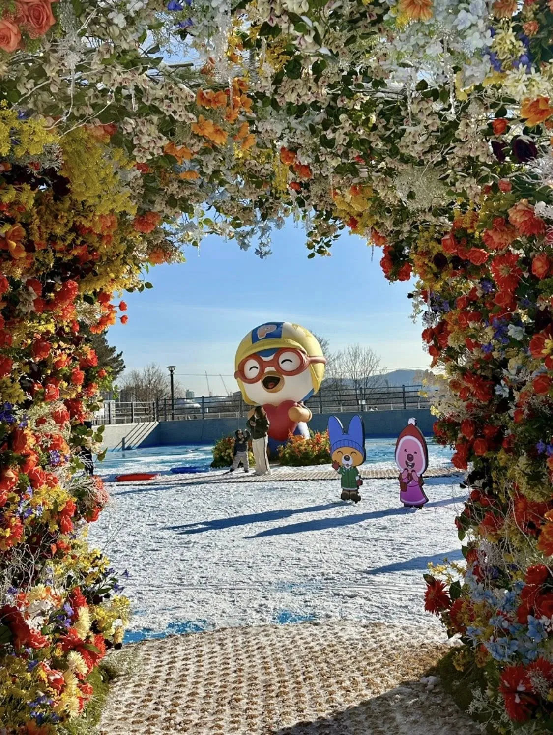 Sân trượt tuyết sông Hàn mở đến 18/2: Lạc vào thế giới Pororo giữa lòng Seoul 🐧❄️
