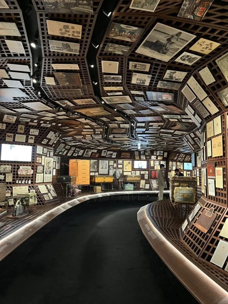 Louis Vuitton Visionary Journeys: Triển lãm thời trang đẳng cấp không thể bỏ lỡ tại Myeongdong 👜✨