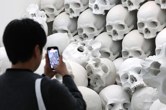 🧠 Triển Lãm Gây Chấn Động Seoul: Tại Sao Ai Cũng Phải Xem “Ron Mueck”?