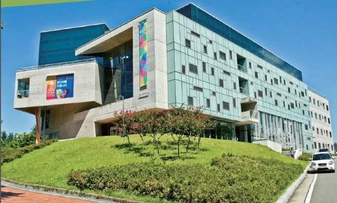 Du học sinh Việt Nam tại Hàn Quốc: Giải mã Học bổng Ngành Công nghiệp Thiết yếu và Cơ hội Visa E-7