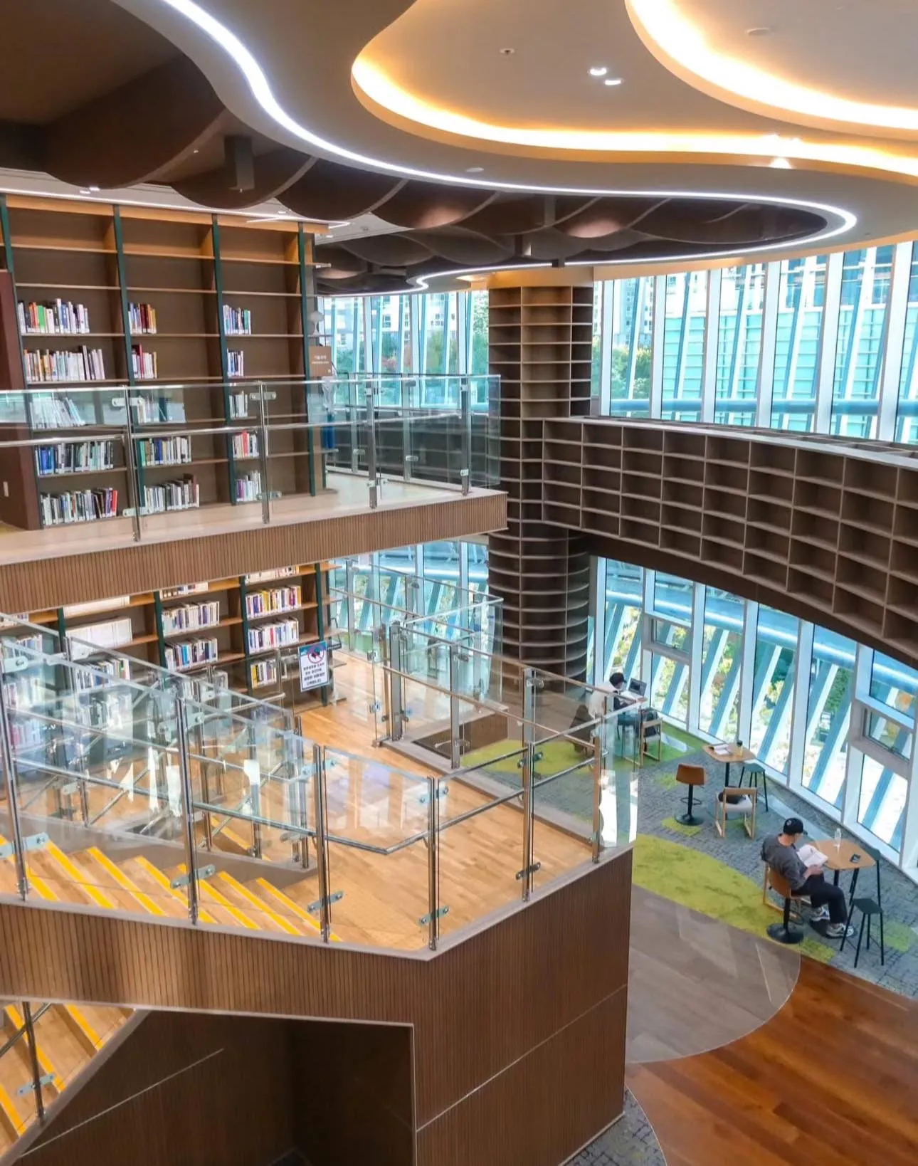 Thư viện mới mở ở Gyeonggi Suwon: Kiến trúc độc đáo và không gian check-in mới toanh cho hội mê sách 📚✨