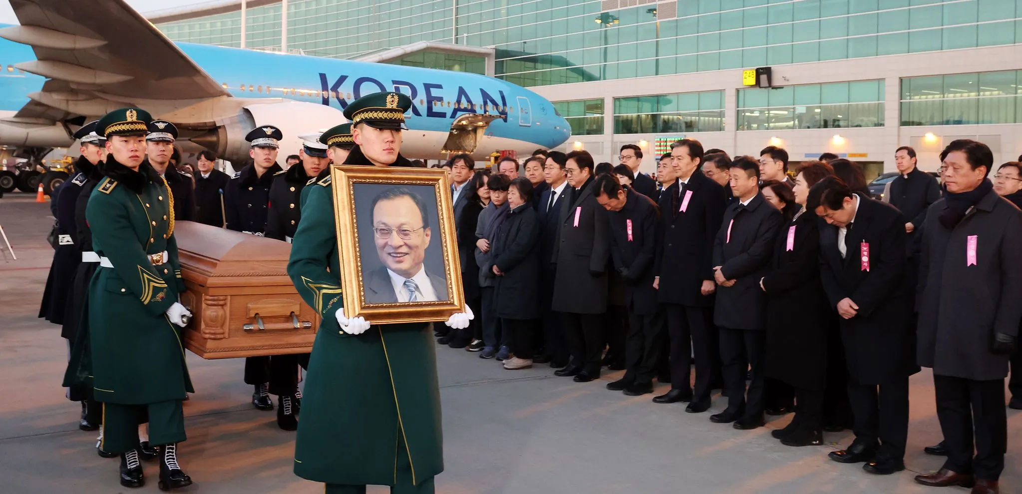 Thi hài cựu Thủ tướng Lee Hae-chan được đưa về Seoul sáng 27/1
