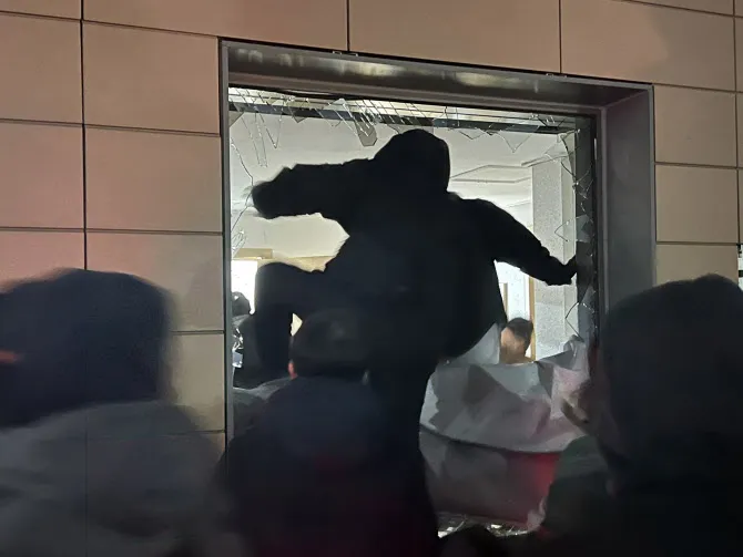 Bản án đầu tiên dành cho 2 bị cáo trong cuộc bạo loạn tại Tòa án Quận phía Tây Seoul