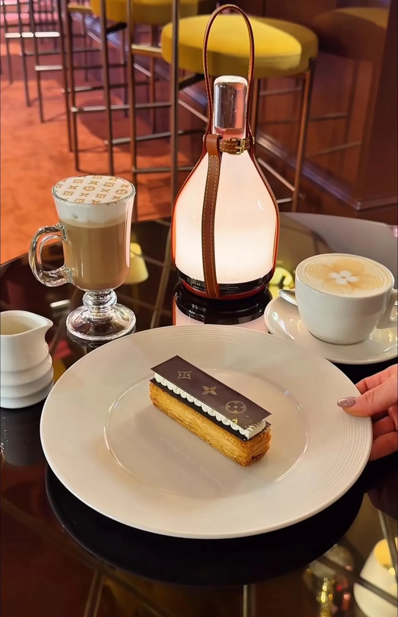 Quán cà phê Louis Vuitton Dosan: Khi tách cafe mang hơi thở của sự thượng lưu ☕👜