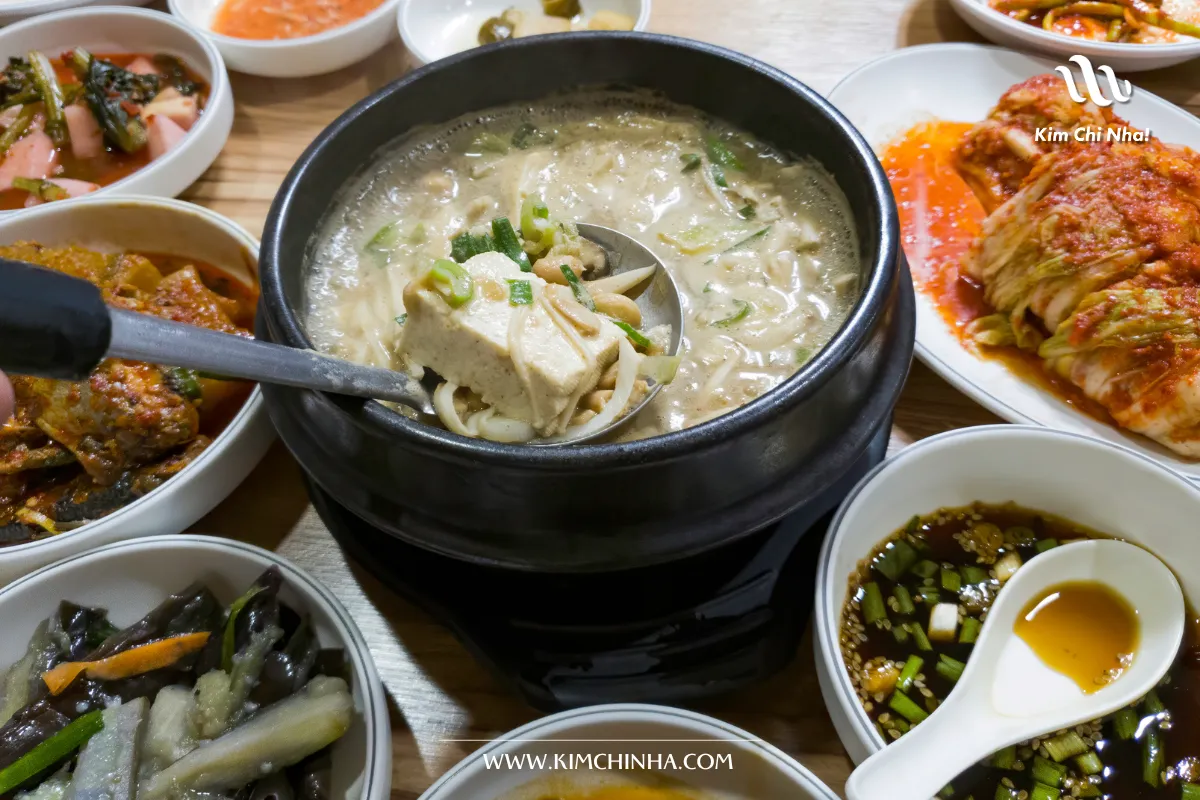 Cheonggukjang (청국장) – Món Hầm "Nặng Mùi" Khiến Cả Hàng Xóm Sợ Hãi Nhưng Lại Cực Tốt Cho Sức Khỏe!