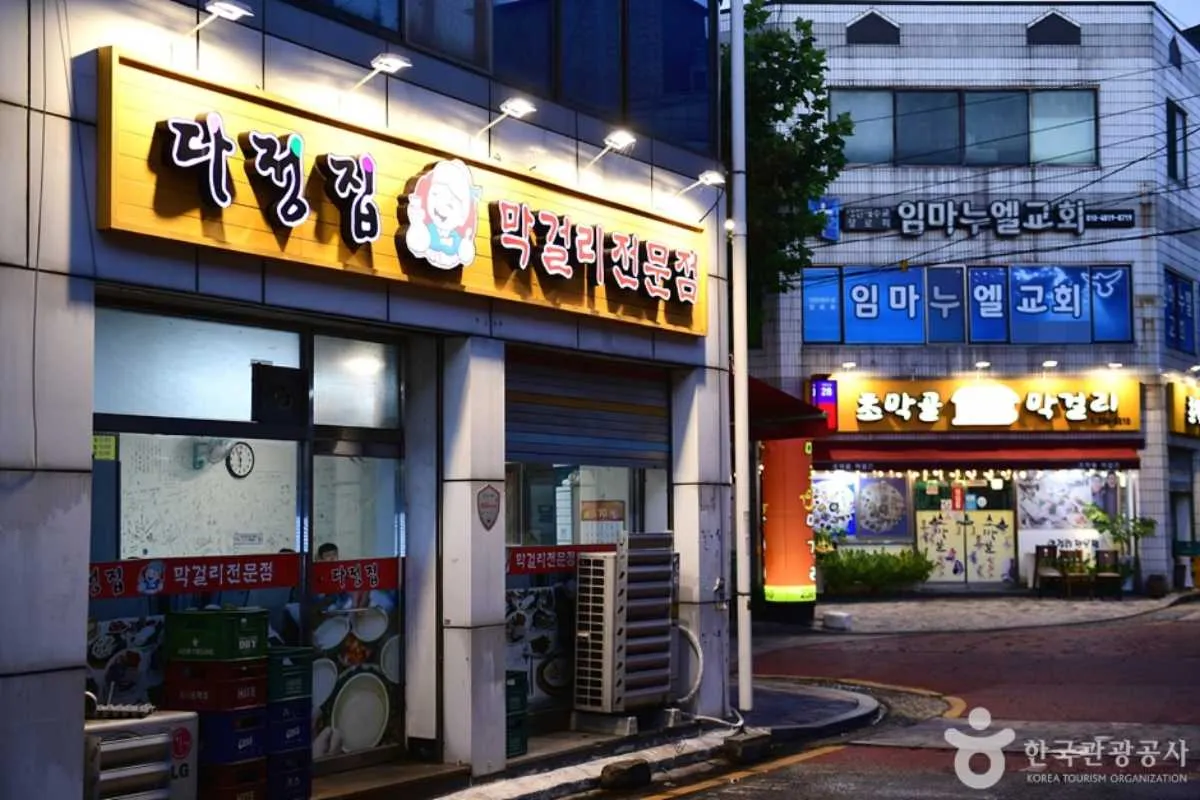 Jeonju Makgeolli Alley gây sốt với mâm nhậu gần 20 món ăn kèm chỉ từ một bình makgeolli