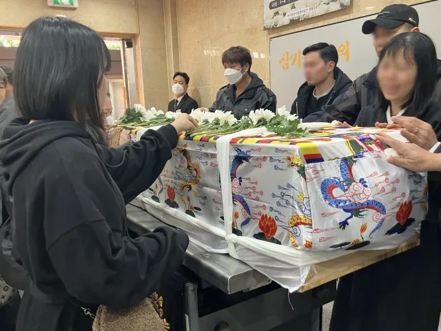 Tang lễ nữ lao động Việt Nam - Nỗi đau của gia đình và sự chỉ trích chính sách truy quét của Bộ Tư pháp