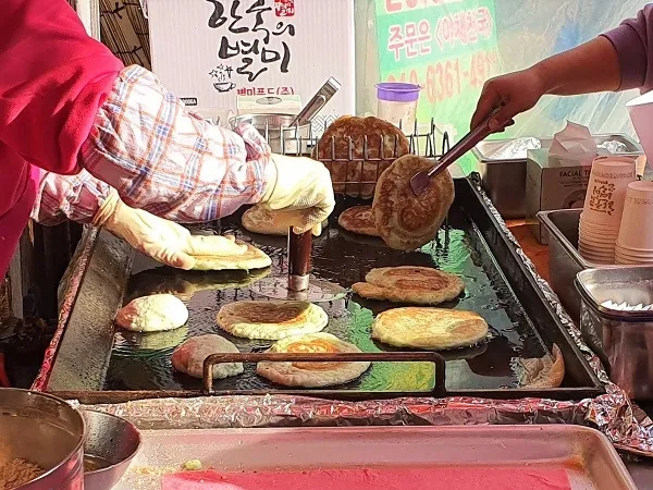 Hotteok (호떡): Chiếc Bánh Ngọt Ấm Ôm Trọn Mùa Đông Hàn Quốc