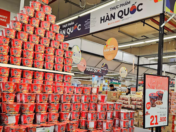Hàn Quốc đổ bộ thị trường mì gói Việt Nam: Người Việt chen mua mì Shin Ramyun, Buldak dù giá ngang tô phở bò