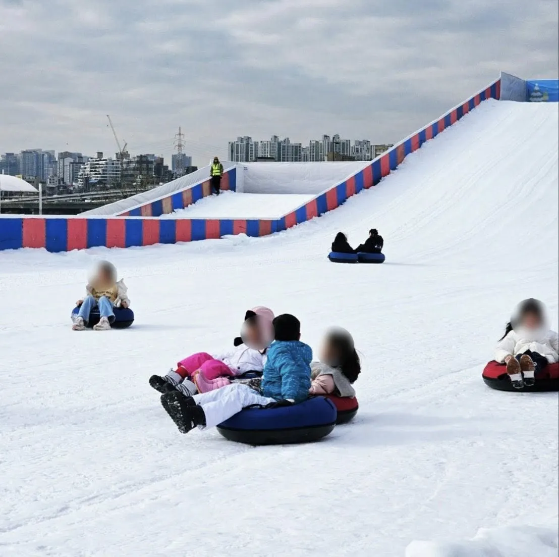 Sân trượt tuyết sông Hàn mở đến 18/2: Lạc vào thế giới Pororo giữa lòng Seoul 🐧❄️