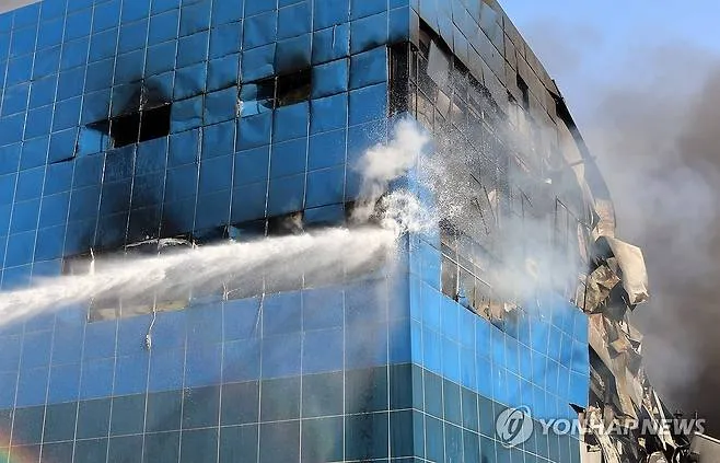 Cháy lớn tại nhà máy phụ tùng ô tô ở Daejeon: 55 người bị thương, 14 người mất liên lạc, lực lượng cứu hộ chưa thể vào sâu vì nguy cơ sập
