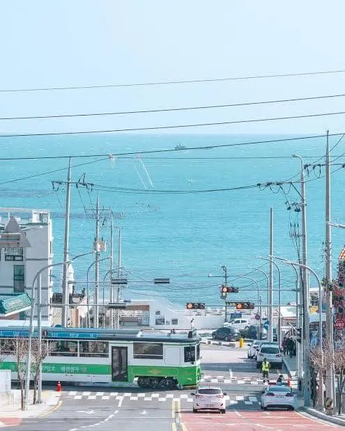 Cheongsapo Station: Khi đường ray tàu hỏa nối liền với giấc mơ biển cả 🌊🚃✨