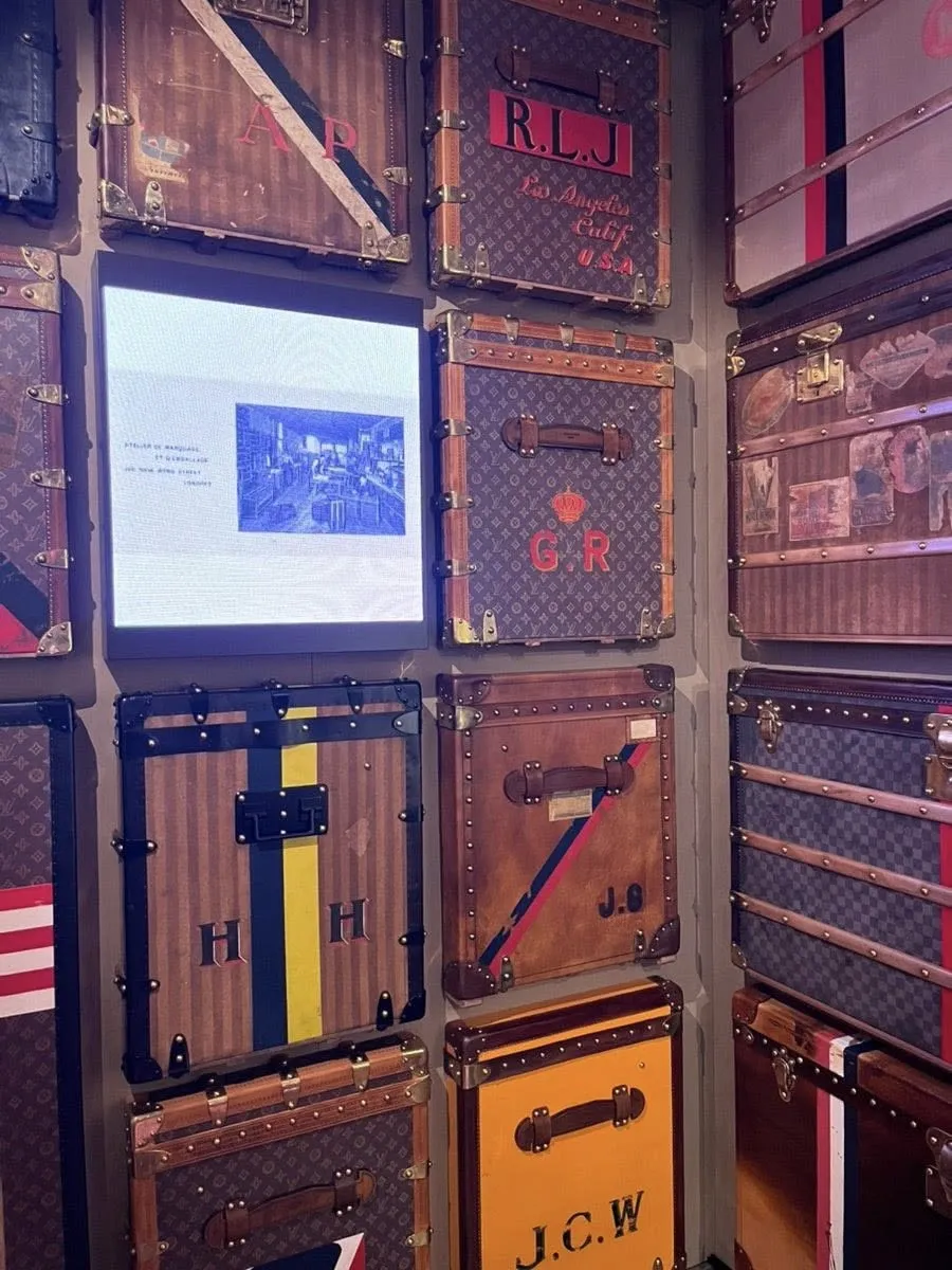 Louis Vuitton Visionary Journeys: Triển lãm thời trang đẳng cấp không thể bỏ lỡ tại Myeongdong 👜✨